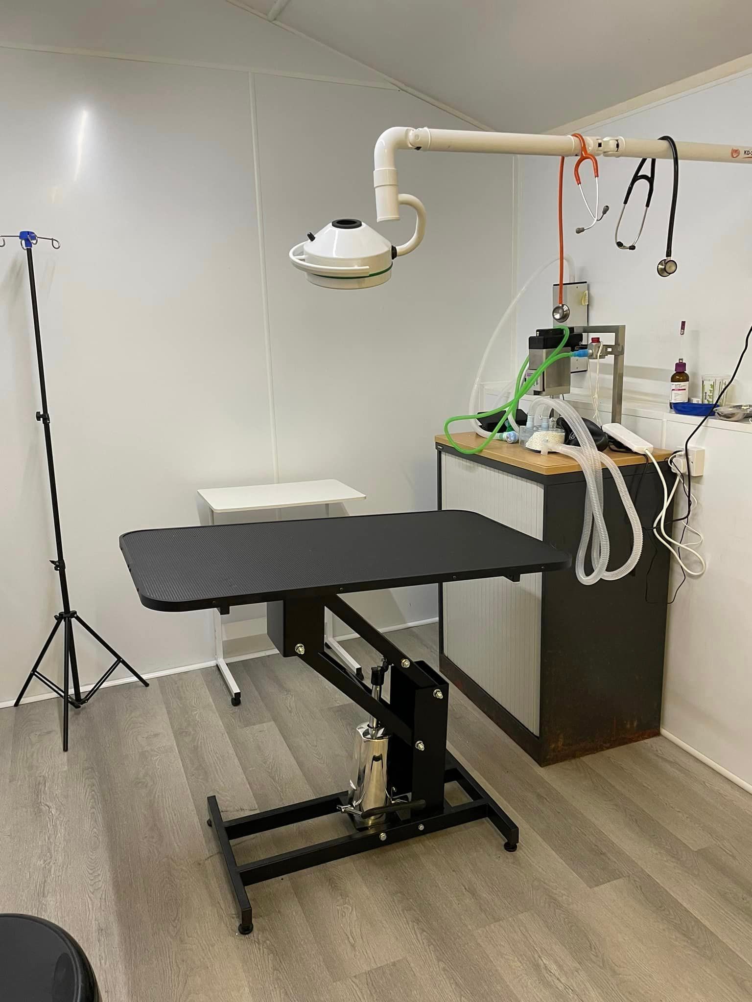 Our operating theatre with surgical light, anaesthetic machine and operating table